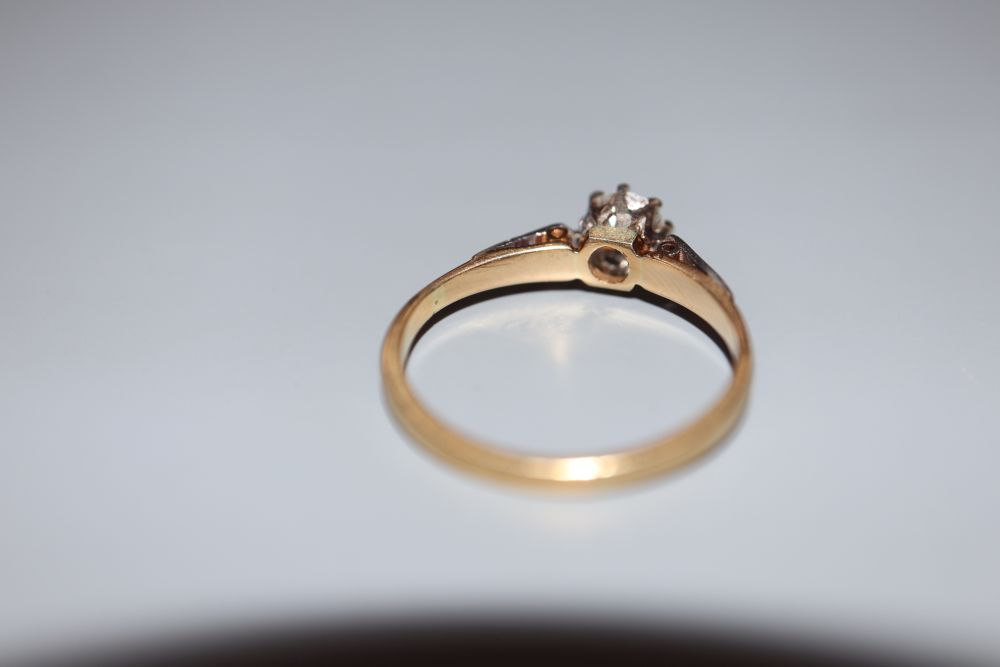 A yellow metal and single stone diamond ring, with diamond set shoulders, size O, gross 2.5 grams.